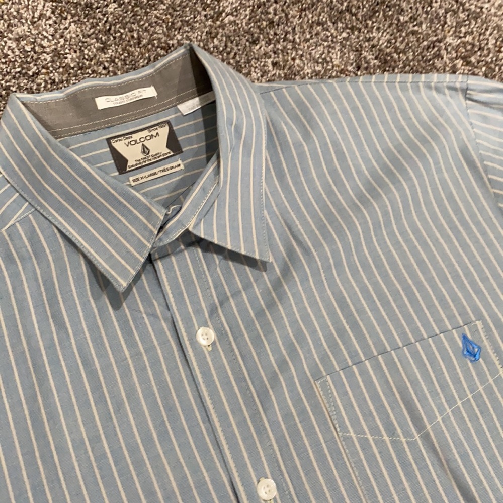 Men’s Volcom short sleeve button down dress shirt.